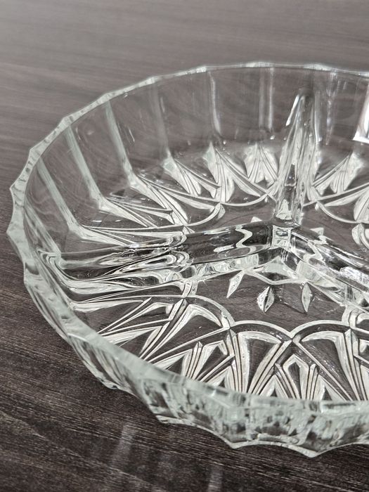 Mały, dzielony kryształowy talerz.