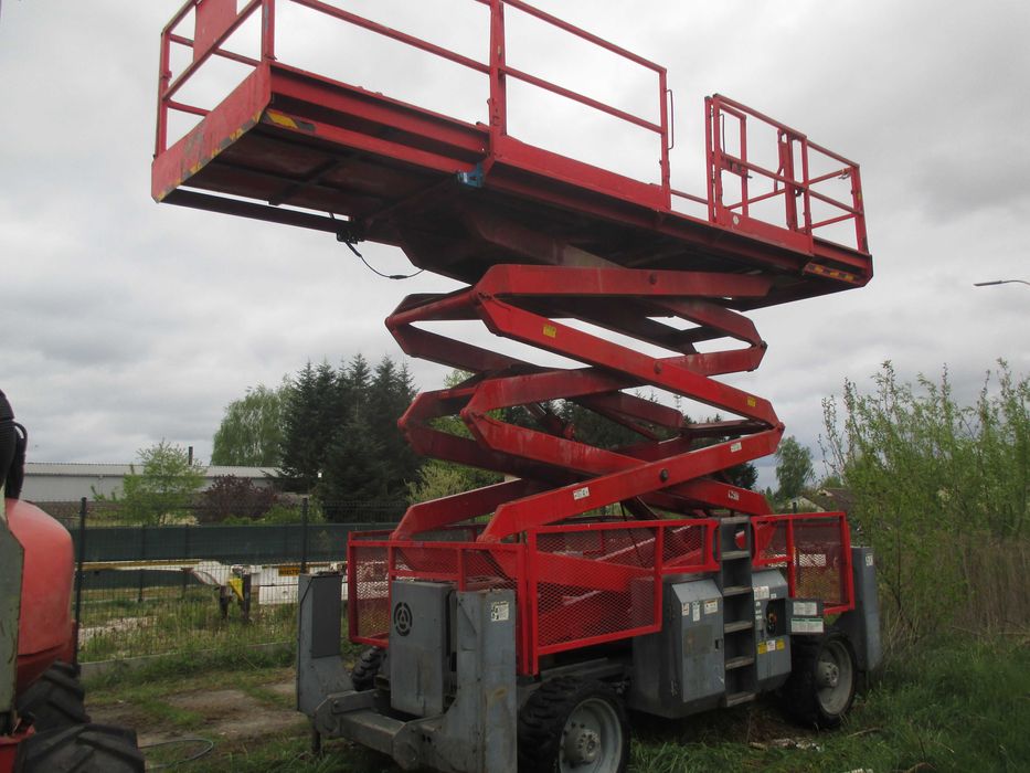 podnośnik nożycowy zwyżka koszowy 15 - 18m wynajem jlg genie haulotte