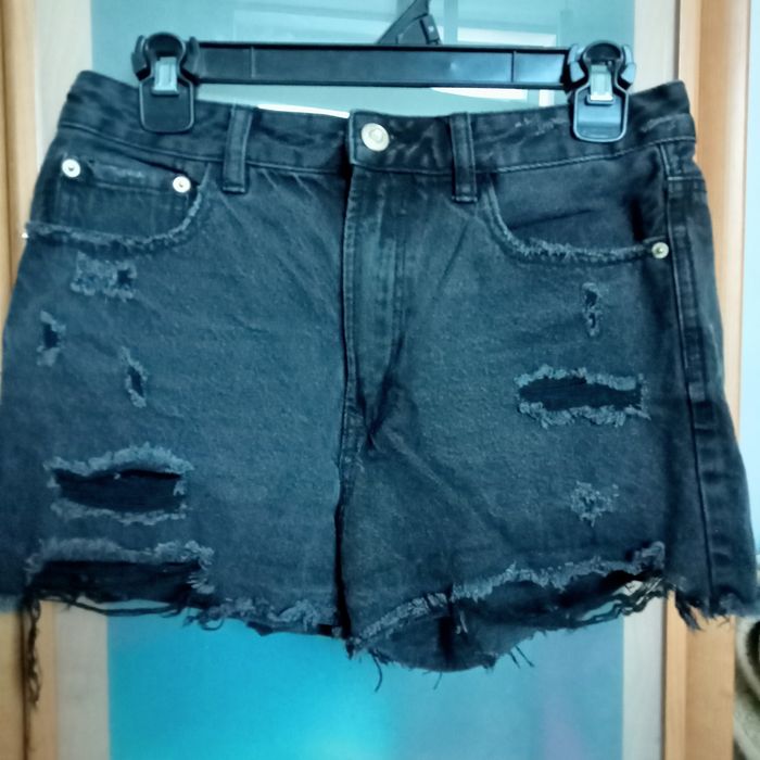 Szorty damskie jeansowe,z przetarciami Stradivarius 38