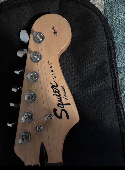 Guitarra electrica Squire by fender made in Indonesia