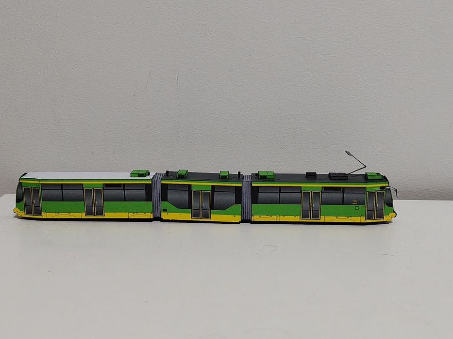 Moderus Beta MF02ac MPK Poznań Model kartonowy zabawka pociąg miejski