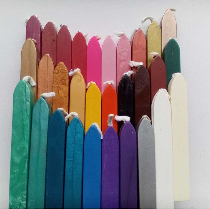 Декоративний сургуч, паличка з ґнотом.