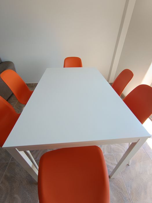 Mesa Extensível IKEA VANGSTA branca + 6 Cadeiras Laranja IKEA LEIFARNE