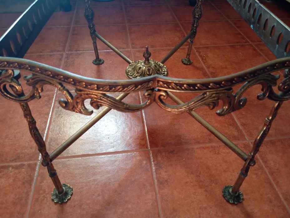 Mesa de sala com tampo de brecha da Arrábida