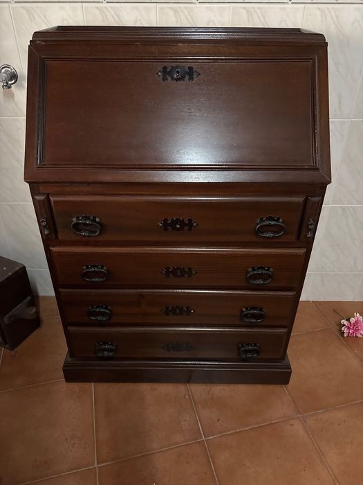 Escrivaninha em madeira escura, medidas de 70 cm, altura 1 m e profundidade de 43 cm