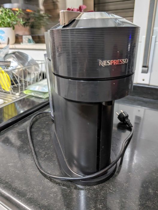 Máquina de Café Nespresso Vertuo Next – Original, Usada em Bom Estado