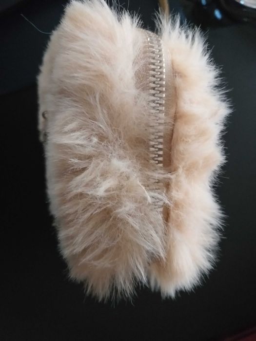 Carteira / mala / bolsa tiracolo em pêlo comprido beje alça comprida