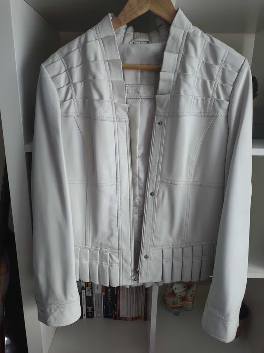 Blusão em pele, branco gelo da Betty Barclay. Bom estado geral