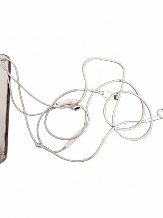 Оригінальні Apple EarPods Lightning та кабелі заряджання iPhone