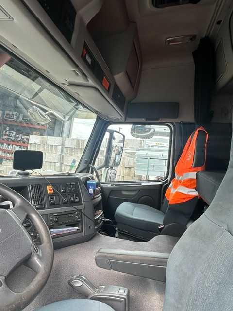 Volvo Fm 12  410 cv  pesada caixa automática com báscula tribasculante e grua