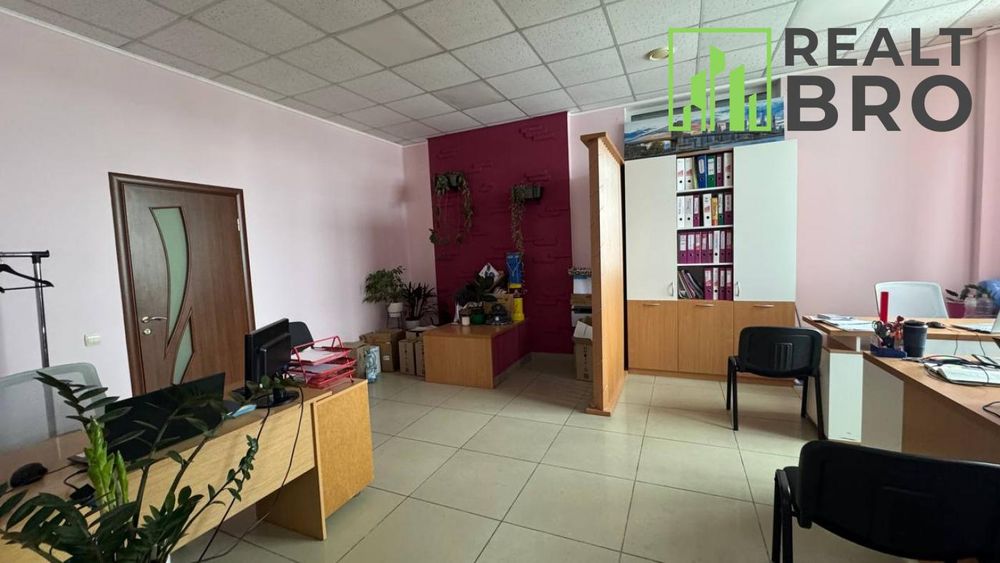 Офіс в центрі міста з панорамним балконом