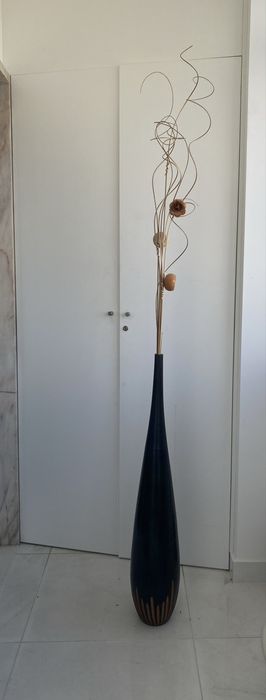 Vaso decorativo alto com arranjo seco