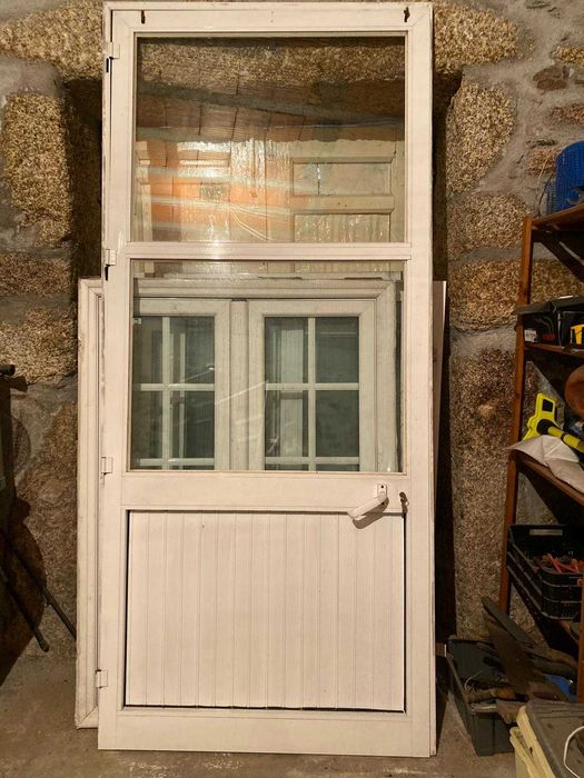 Janelas, molduras e porta