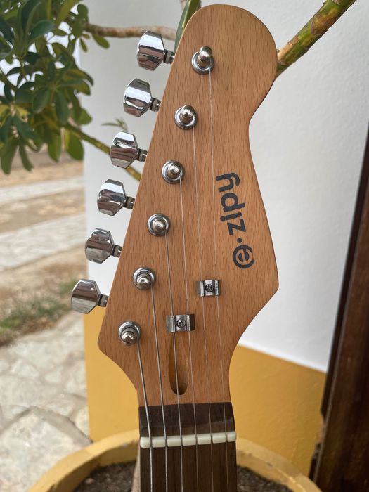 Guitarra elétrica lowcoast em estado novo com bolsa