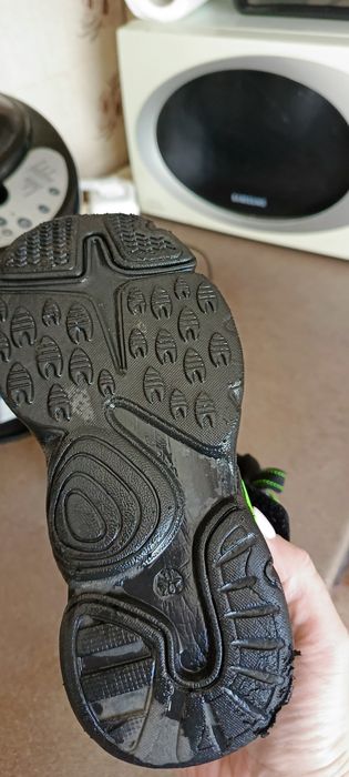 Продам детские кроссовки