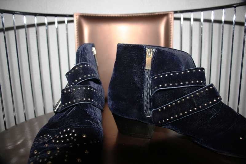 Botins azuis escuros com aplicações em dourado STRADIVARIUS T.40