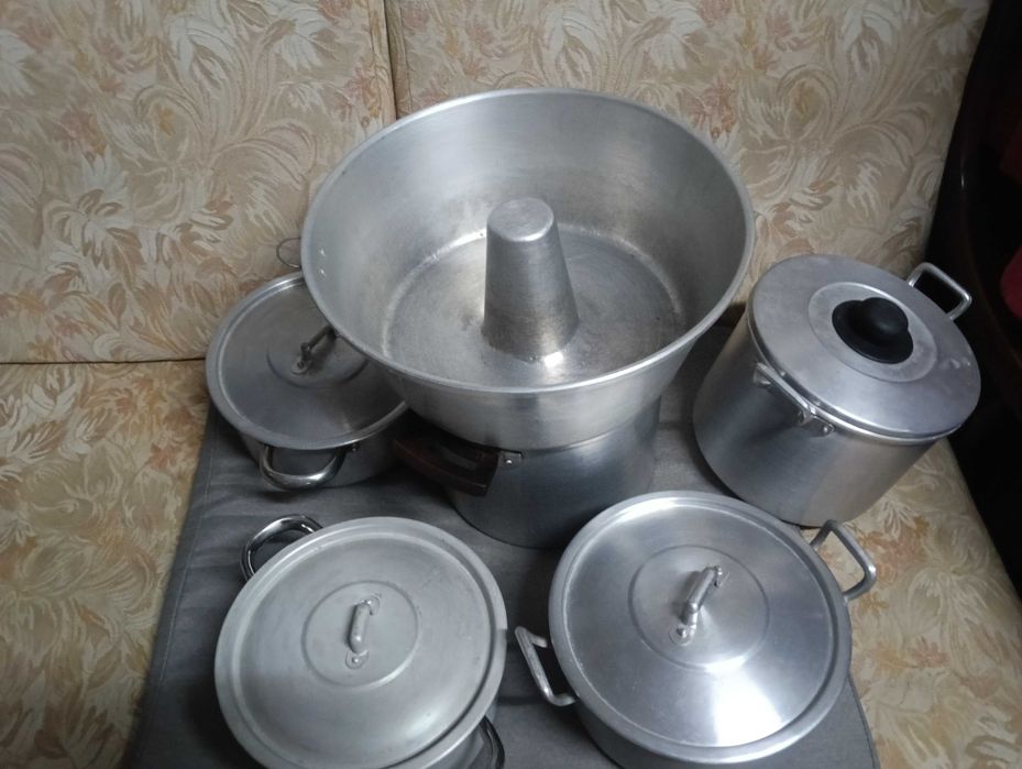 Conjunto de tachos e panelas e uma forma de bolos grande