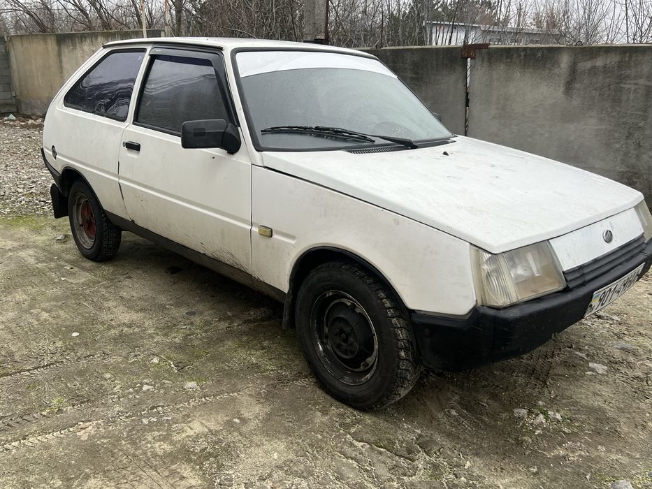 Атомобиль на полном ходу.