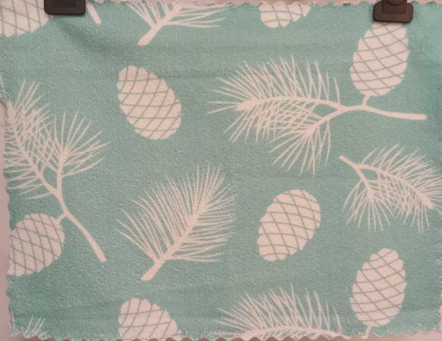 2 małe ręczniki kuchenne wielobarwne.