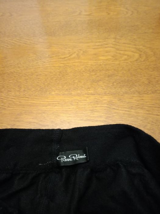 Używane czarne rajstopy modelujące.