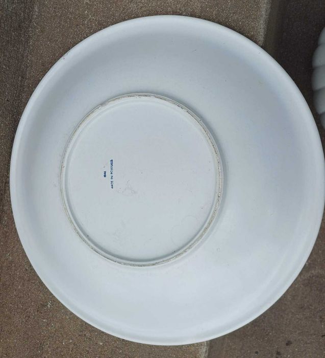 Terrina de centro de mesa, com prato, tampa e concha, em loiça branca