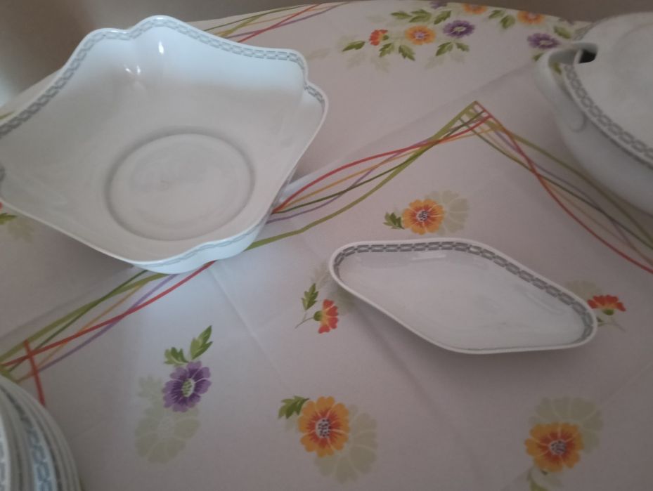 Conjunto de pratos de porcelana