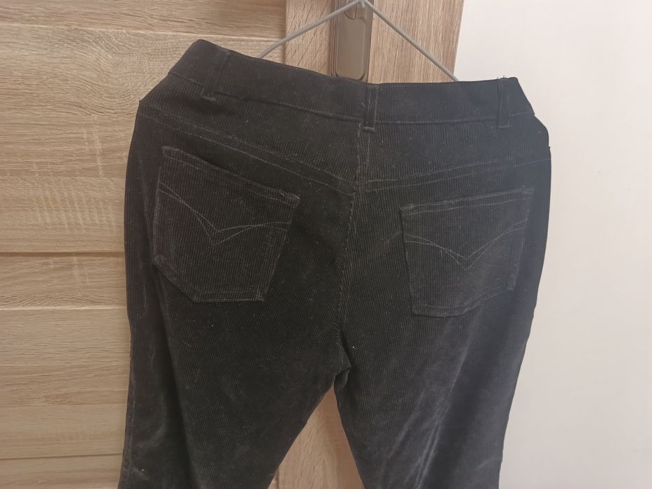 Nowe czarne sztruksowe spodnie