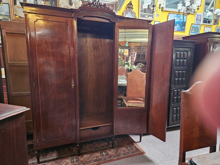 Roupeiro de três portas com chave e espelho - Bom estado geral