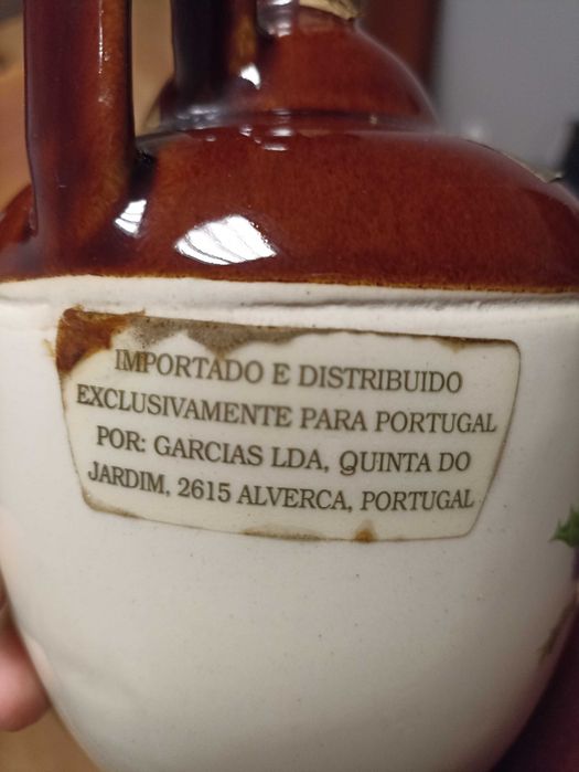 Garrafa em cerâmica, vazia, com os rótulos originais; Motivo caça