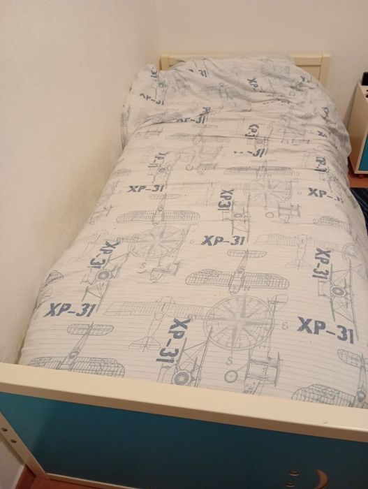 Cama dupla com mesas de cabeceira