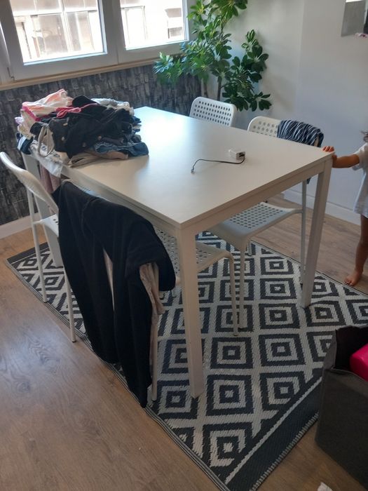 Mesa branca extensivel com cadeiras