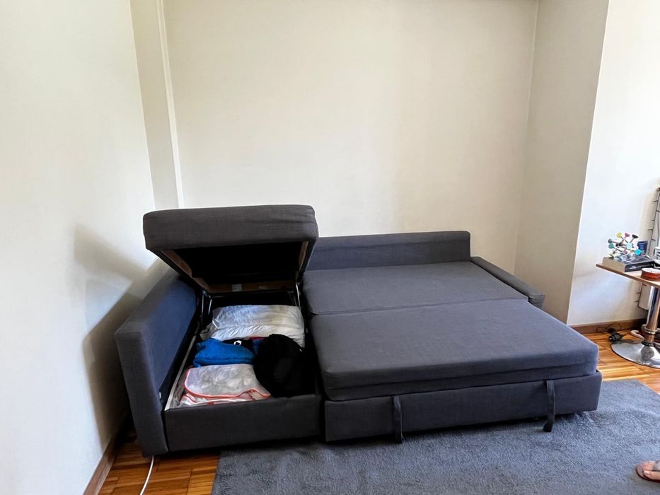 Sofá cama com baú.
