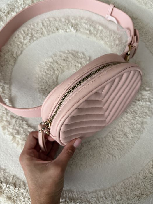 Pastelowa różowa mała pikowana nerka beltbag