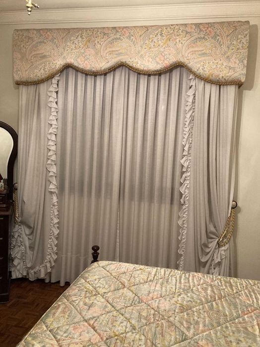 Dois cortinados + Sanefas + Colcha