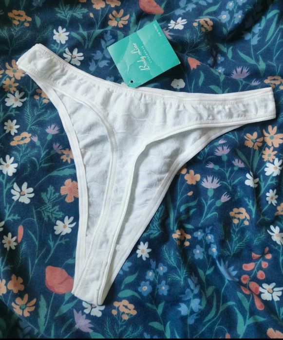Białe majtki stringi/thongi