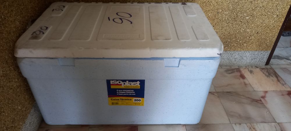 Caixa Térmica Isoplast 200L - Como Nova"