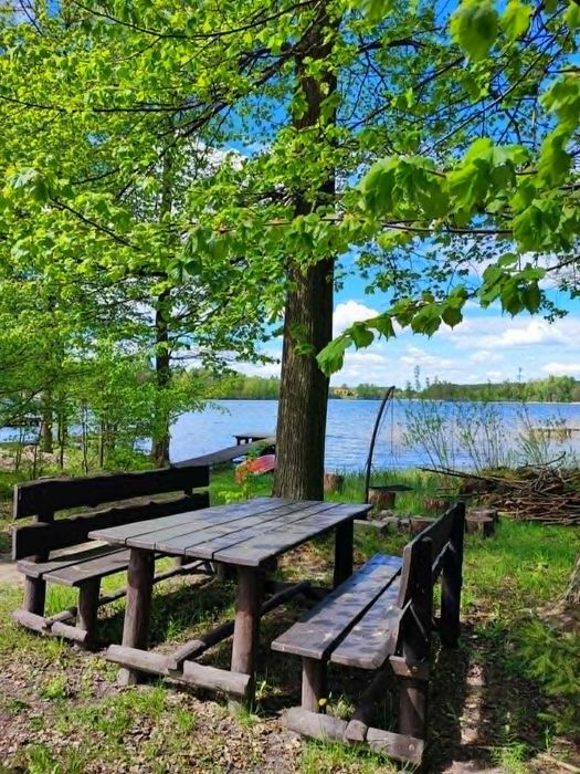 Domek nad jeziorem --- Majdy (Olsztyn) z linią brzegową i pomostem.