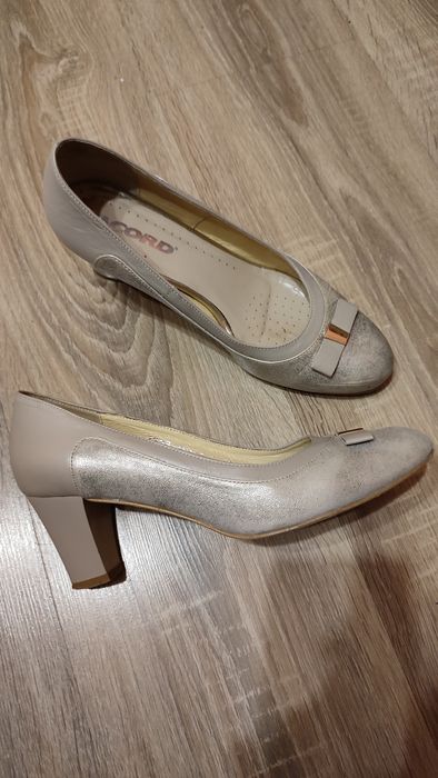 Buty na obcasie rozmiar 39 beżowe