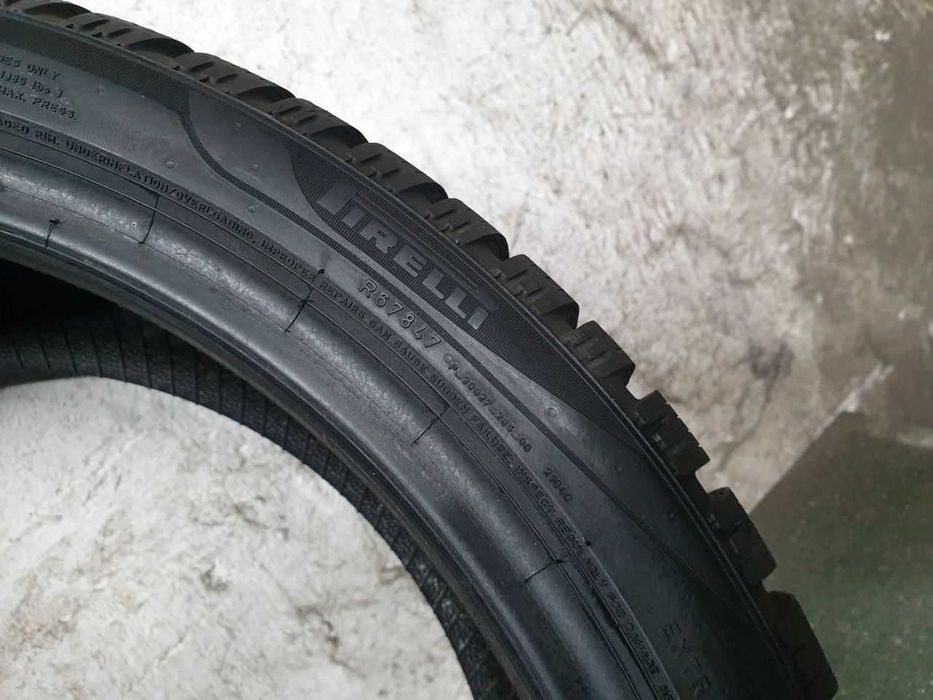 Dwie Opony zimowe Demo 225/40R18 8,8mm Pirelli Winter 2 Cinturato