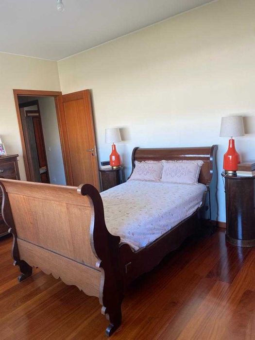 Cama Império de nogueira (colchão novo) e duas mesas de cabeceira