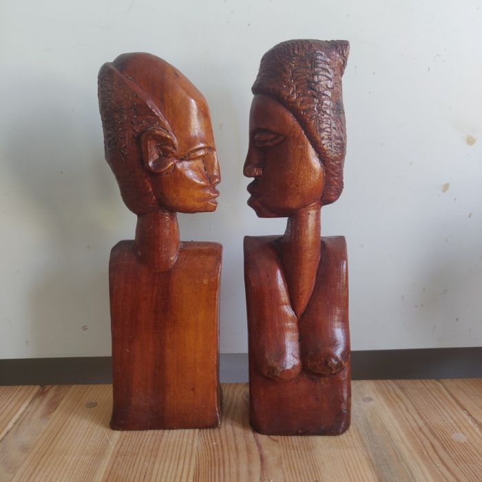 Bustos africanos em madeira