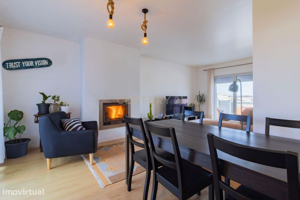 Apartamento T2 com Terraço e Garagem Fechada — Marinha Grande, Leiria
