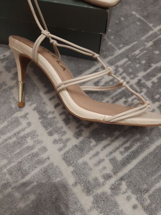 sandałki na szpilce  rozm 37skóra  Carvela