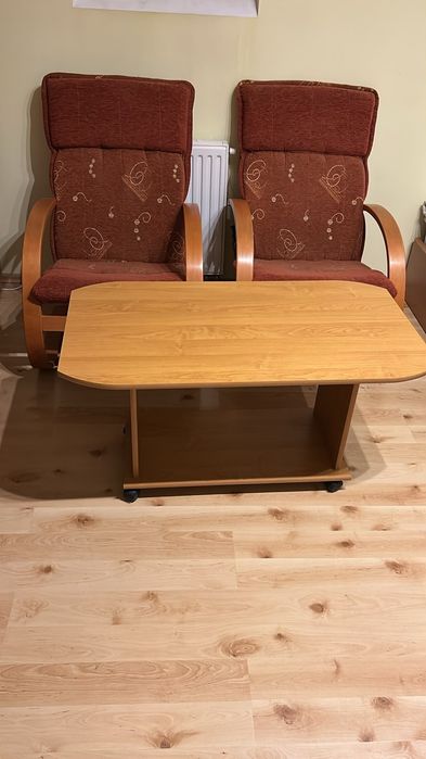 Zestaw dwa fotele na giętym stelażu w komplecie ze stolikiem