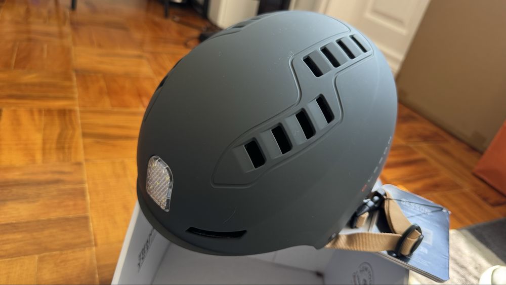Capacete Olsson Urban Light S/M com LED – Novo