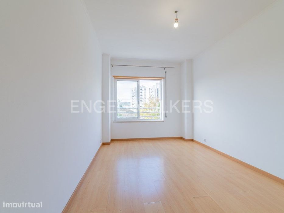 Espaçoso T2 com garagem e arrecadação