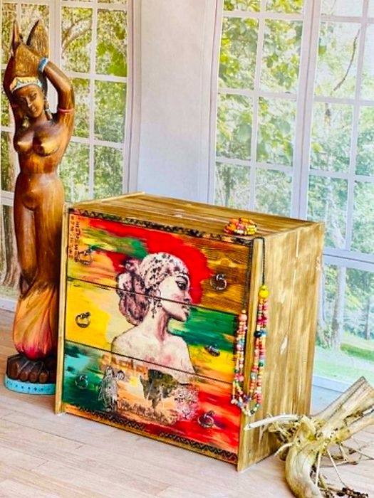 Artystyczna komoda z motywem kobiety – kolorowy klimat, do salonu lub sypialni