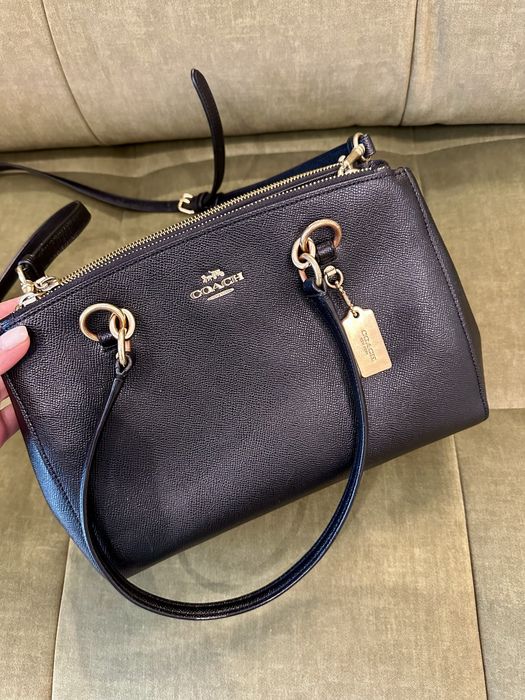 Оригинальная женская кожаная сумка Coach черного цвета среднего размер