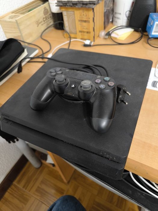 PS4 1T com pouco uso, em perfeitas condições!