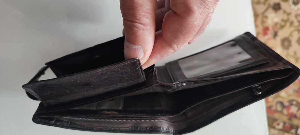 Шкіряні  портмоне,  гаманці, бумажники